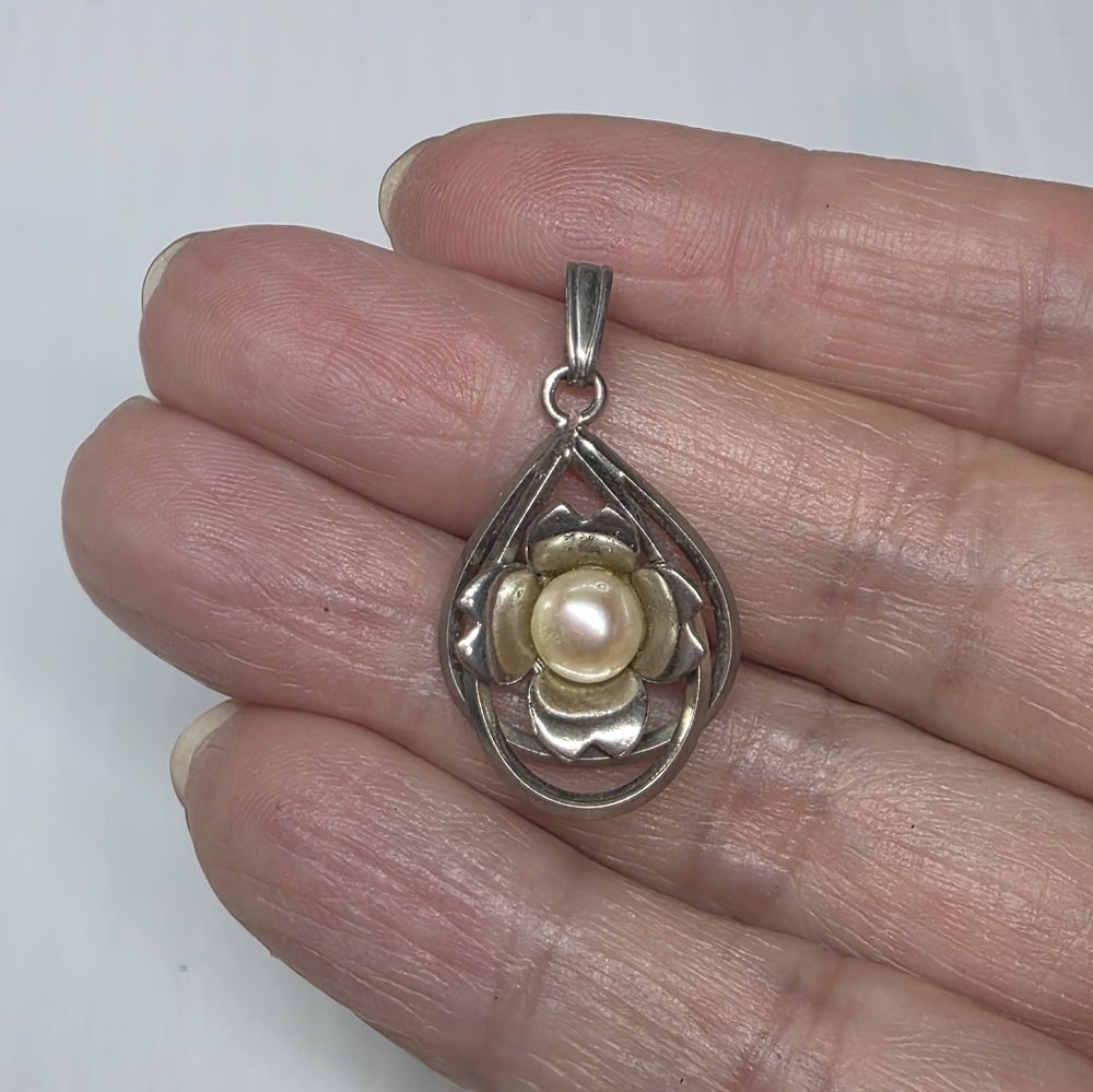 modernist retro Japanese saltwater cultured akoya vintage pearl pendant silver